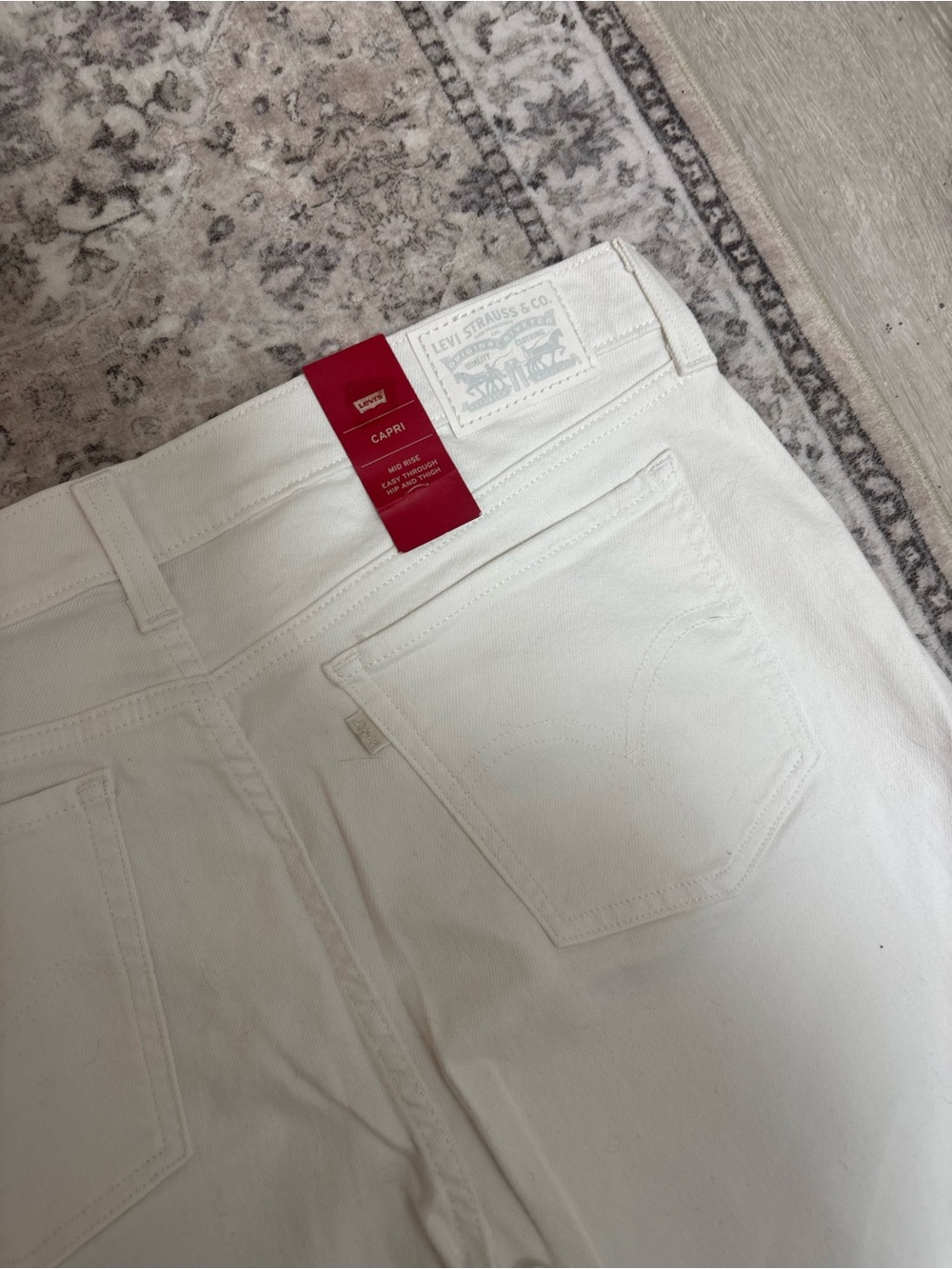 Levi's White Cropped Straight Jeans - Picture 4 of 4